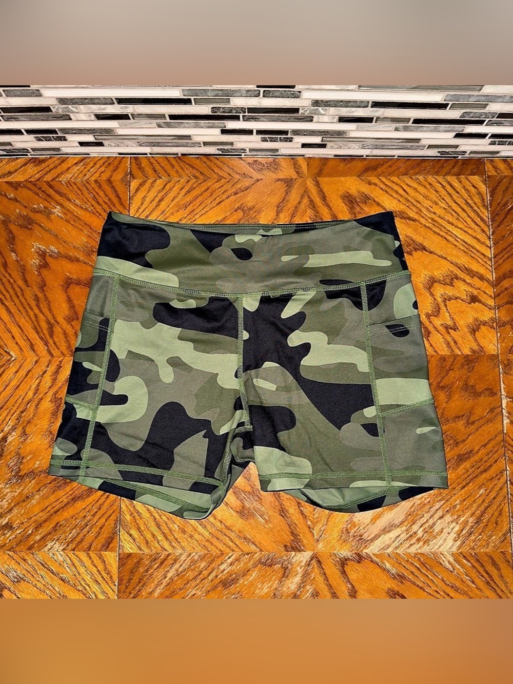 Zyia Active Green Camo Pocket Light n Tight Hustle Shorts Camouflage Women's XL